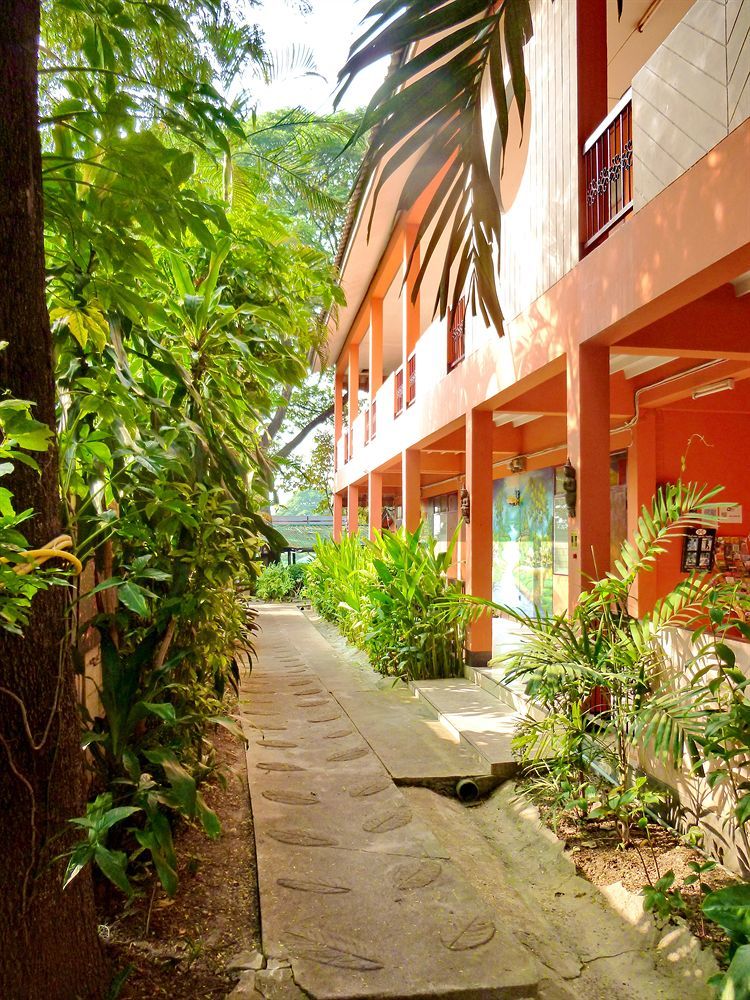 Hollanda Montri Guesthouse Chiang Mai Exterior foto