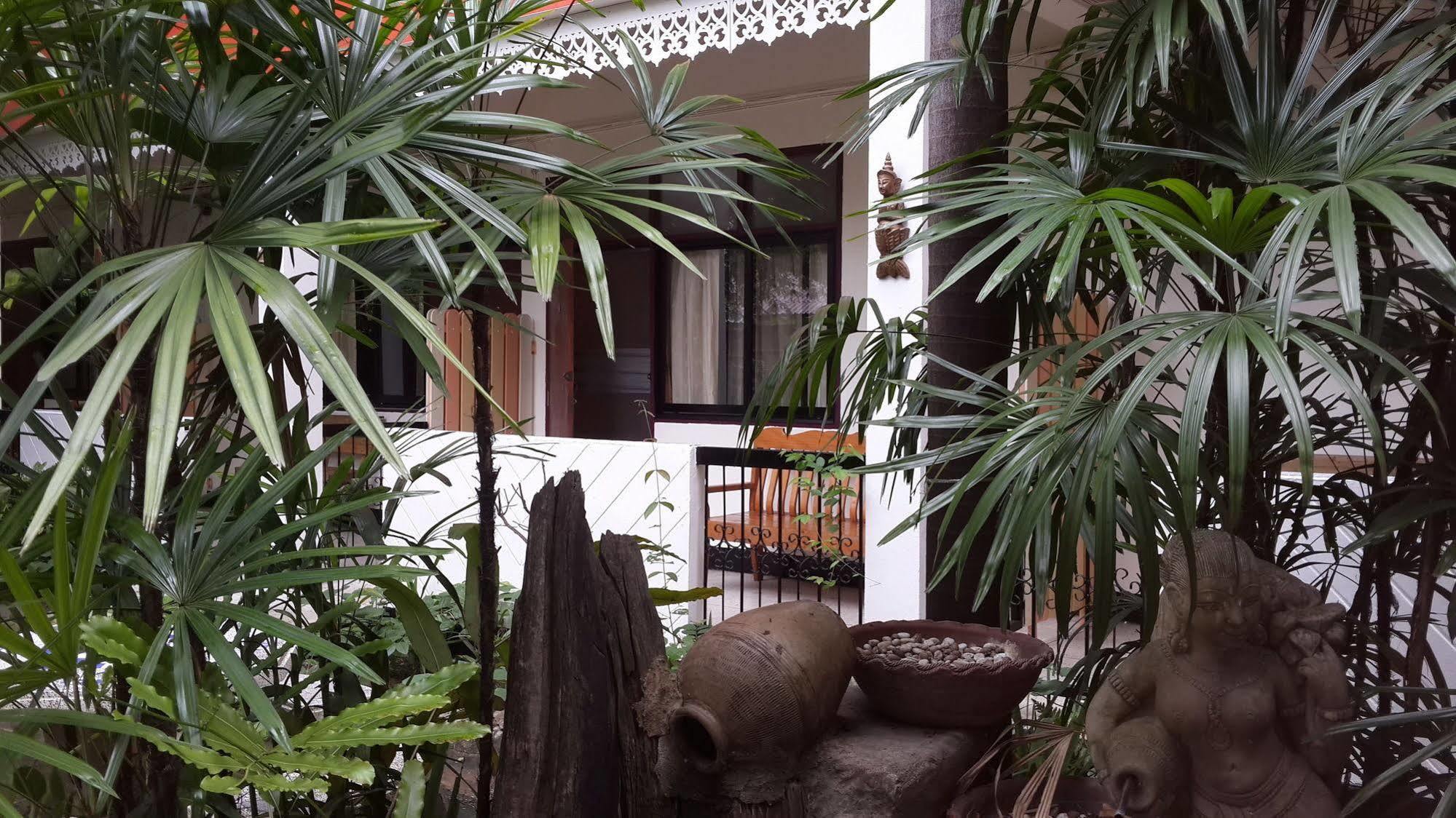 Hollanda Montri Guesthouse Chiang Mai Exterior foto